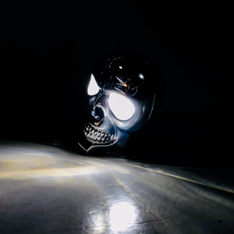 CALAVERA CON ILUMINACION EN LOS OJOS FUNCIONES BLANCA / AMBAR / BLANCA + AMBAR + FLASH + RGB 12V / 24V MEDIDAS 8,5 CM * 6,5 CM * 5,3 CM